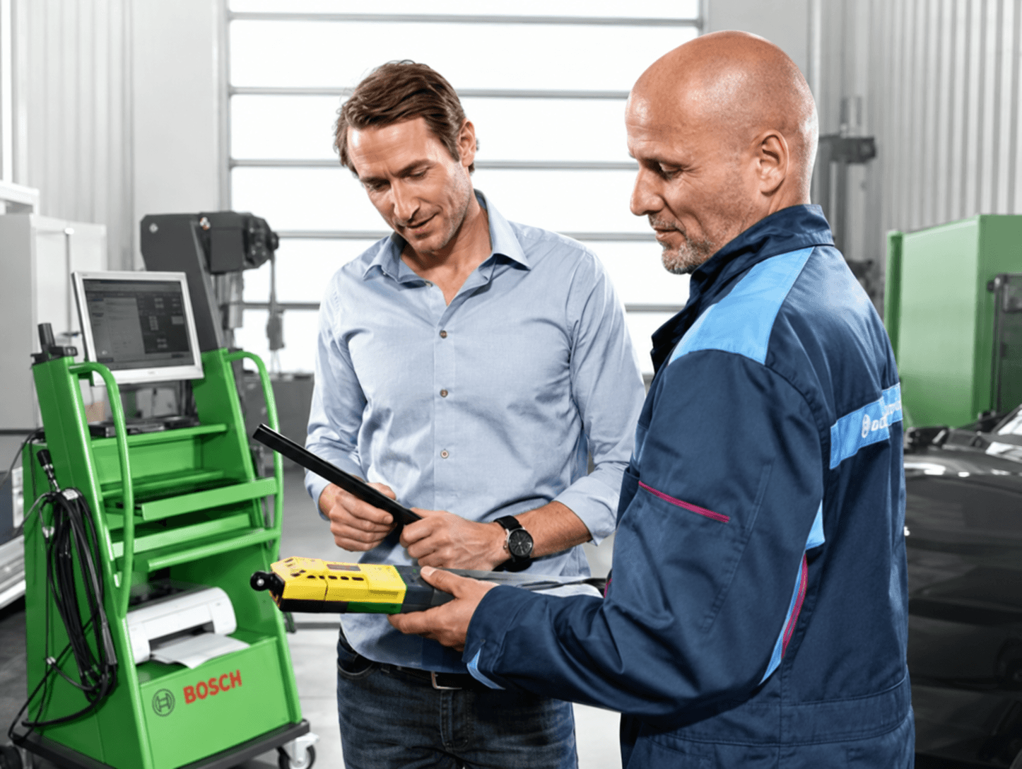 Equipe Bosch Car Service revisando um checklist juntos
