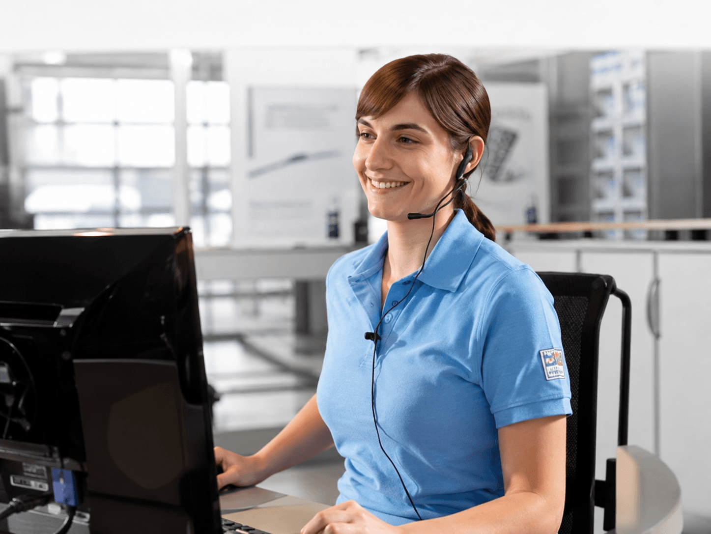 Atendente Bosch Car Service no computador de diagnóstico