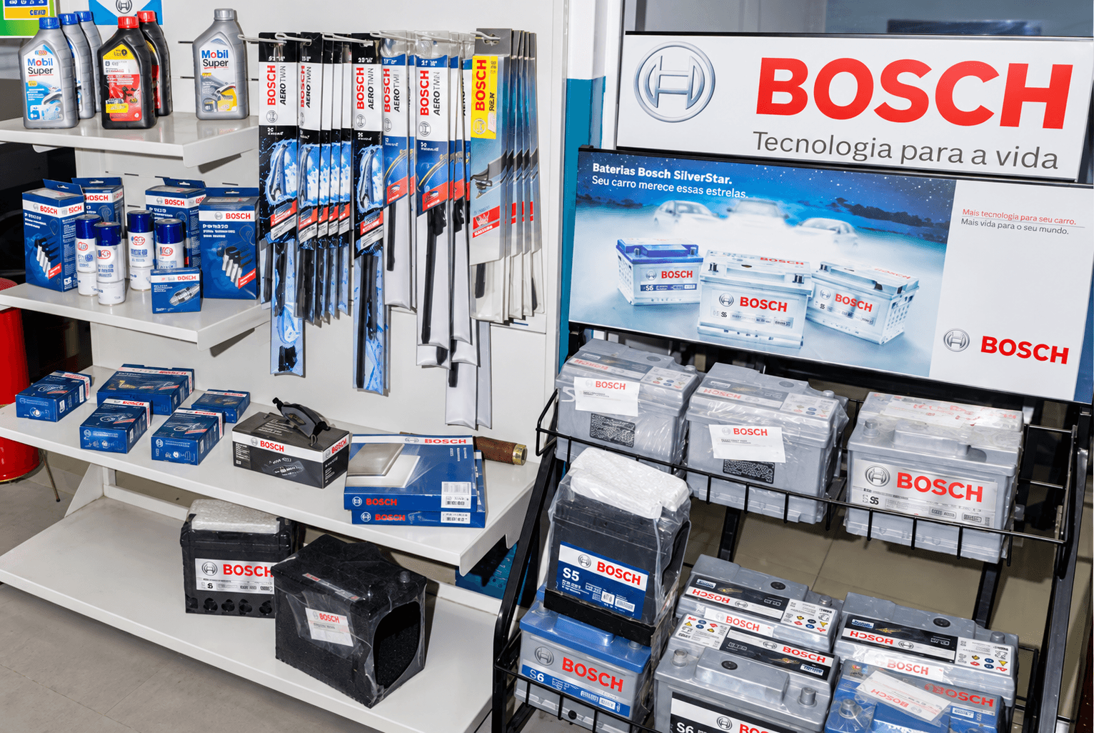 Prateleira com peças e produtos originais Bosch na Axial Car